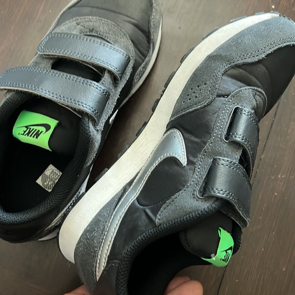 Kids Nikes - Picture 5 of 9